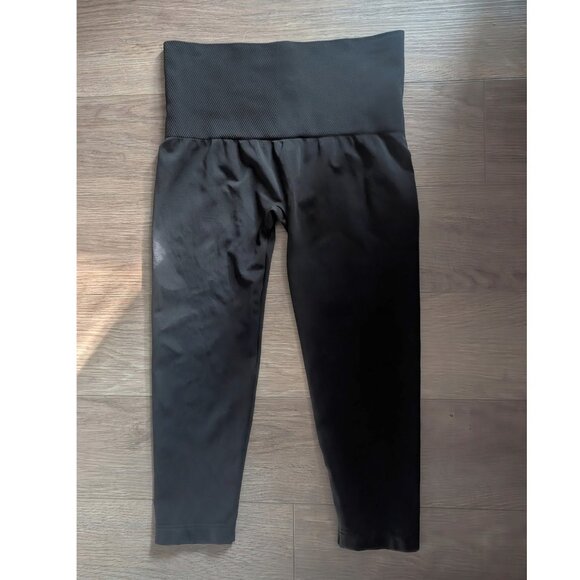 Assets By Spanx | Seamless Shaping Capri Leggings In Black - Picture 2 of 6